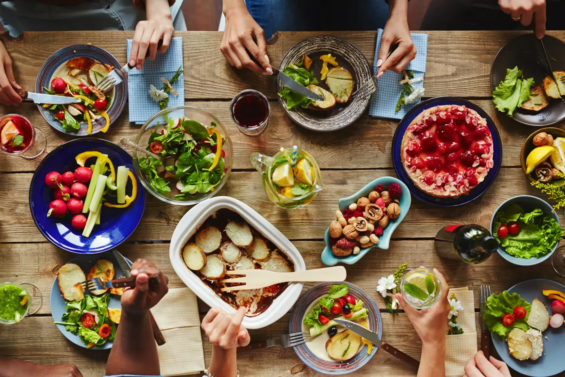 Een tafel met eten van boven gezien